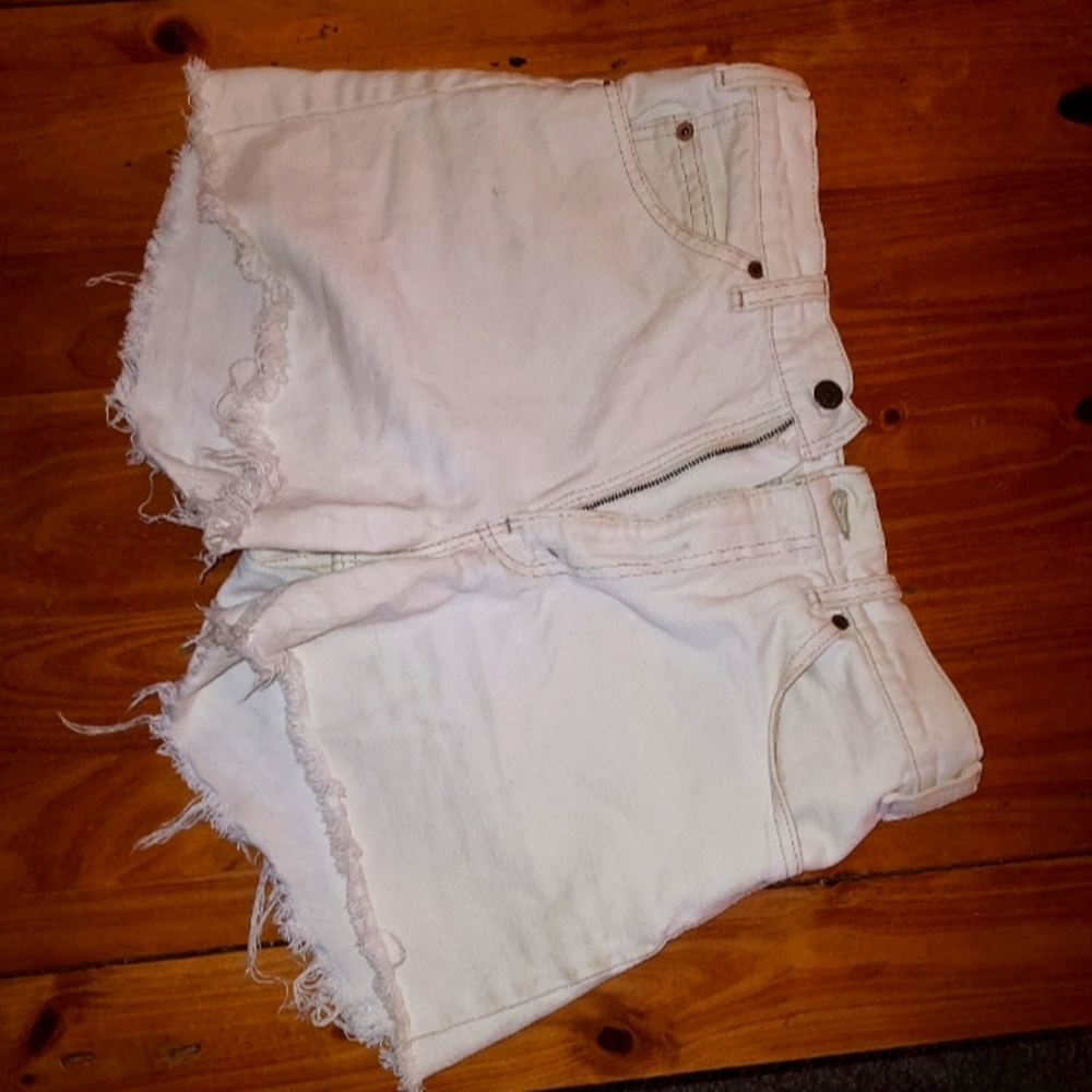 White Levi's 550 cut off shorts